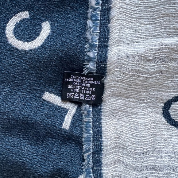 Authentic Chanel scarf two sided. Very beautiful and unique. - Picture 10 of 15